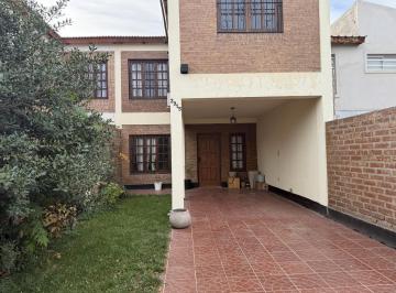 Casa · 180m² · 5 Ambientes · 2 Cocheras · Casa en Confluencia