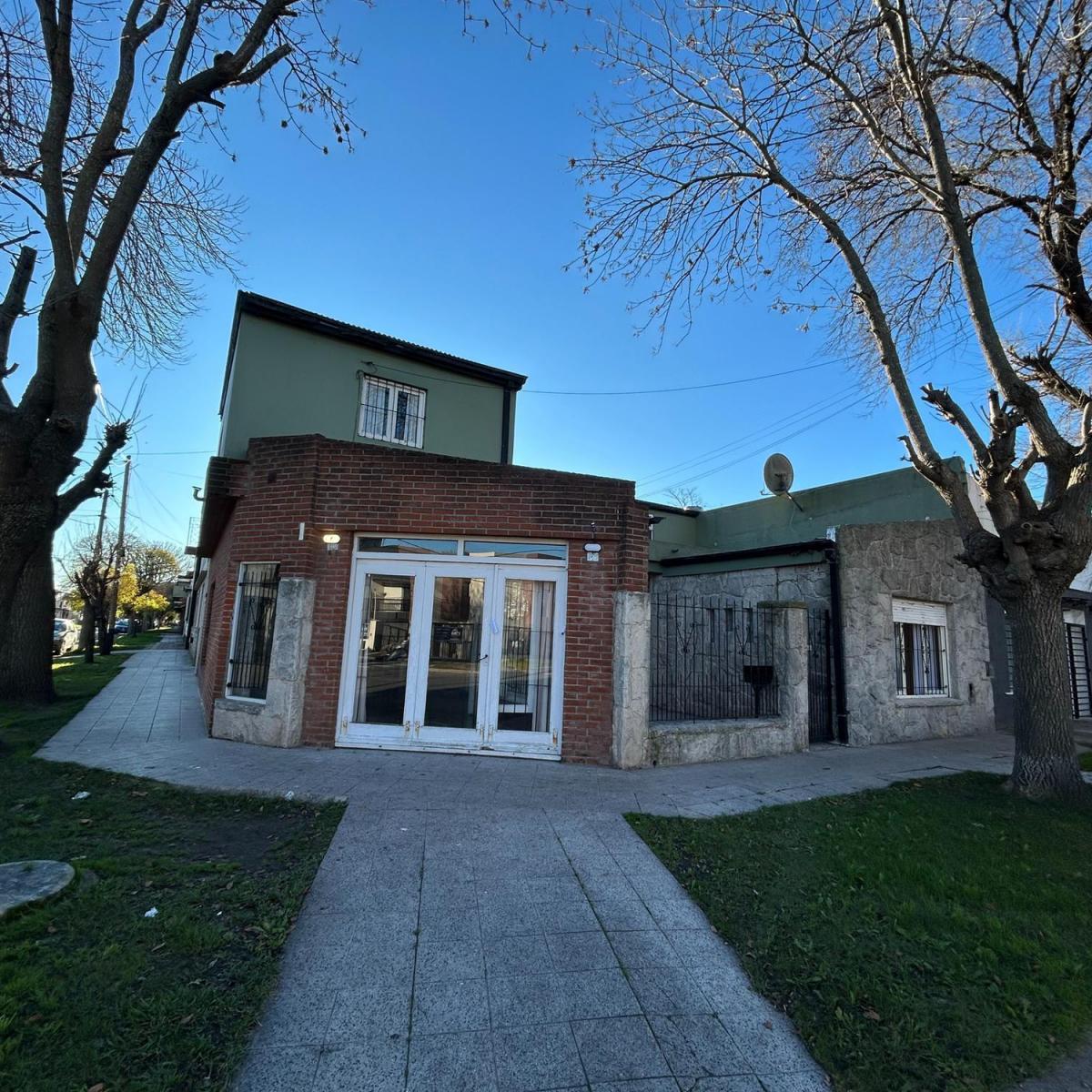 Chalet 4 amb, 200m² con patio, terraza y cochera — Pinos de Anchorena