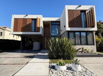 Casa · 400m² · 7 Ambientes · Casa en Buenos Aires Golf Barrio Privado