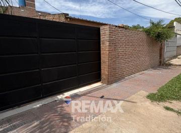 Casa · 60m² · 3 Ambientes · Venta Casa + 2 Deptos con Pileta - Resistencia