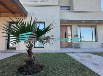 Casa · 200m² · 4 Ambientes · 2 Cocheras · Casa con 3 Dorm. Más Escritorio y Piscina en Barrio Lagos de Canning II