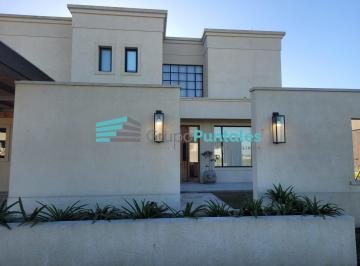 Casa · 200m² · 4 Ambientes · 2 Cocheras · Casa con 3 Dorm. Más Escritorio y Piscina en Barrio Lagos de Canning II Rebajada!