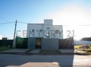 Casa · 230m² · 5 Ambientes · 2 Cocheras · Casa en Venta de Tres Dorm. en City Bell