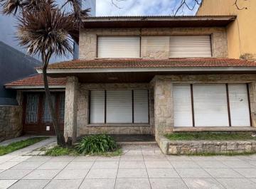Casa · 274m² · 5 Ambientes · 4 Cocheras · Chalet Para Desarrollo Inmobiliario Sobre Av Jara 800
