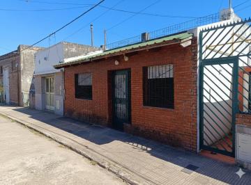 Casa · 95m² · 4 Ambientes · Casa Al Frente de 2 Dorm. con Patio y Opción Cochera - Barrio Jorge Cura