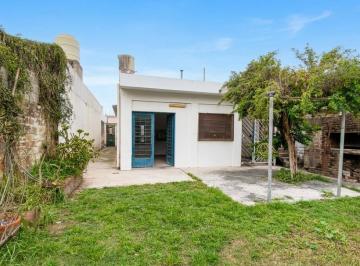 Casa · 95m² · 4 Ambientes · Casa Al Frente de 2 Dorm. con Patio y Opción Cochera - Barrio Jorge Cura