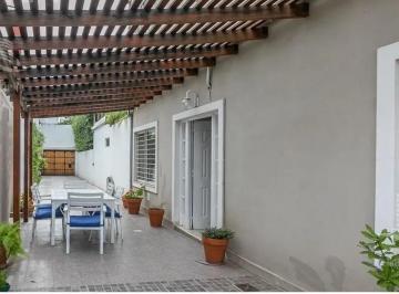 PH · 139m² · 4 Ambientes · 2 Cocheras · Oportunidad en Villa Urquiza: PH Luminoso con Jardín y Cochera Doble