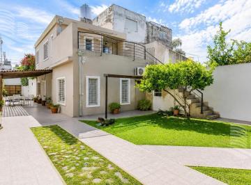 PH · 139m² · 4 Ambientes · 2 Cocheras · Oportunidad en Villa Urquiza: PH Luminoso con Jardín y Cochera Doble