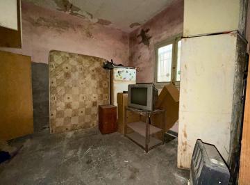 Propiedad desarrollada sobre un terreno de 223 m²:
• 72 m² cubiertos distribuid · Venta Casa de 2 Dorm. a Reciclar en Ludueña, Rosario