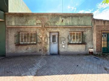 Casa · 72m² · 3 Ambientes · 1 Cochera · Venta Casa de 2 Dorm. a Reciclar en Ludueña, Rosario