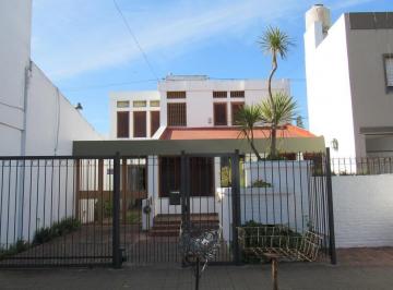 Casa · 230m² · 5 Ambientes · 2 Cocheras · Casa en Alquiler de 3 Dorm. en La Plata