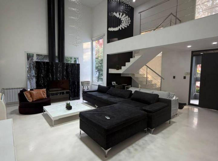 Casa · 190m² · 4 Ambientes · 2 Cocheras
