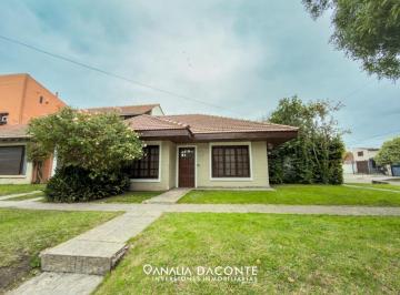 Casa · 91m² · 3 Ambientes · 1 Cochera · Chalet 3 Amb con Garage y Jardin. Zona Once Unidos