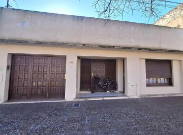 Casa · 160m² · 4 Ambientes · 1 Cochera · Casa en Venta en Pehuajo con Pileta