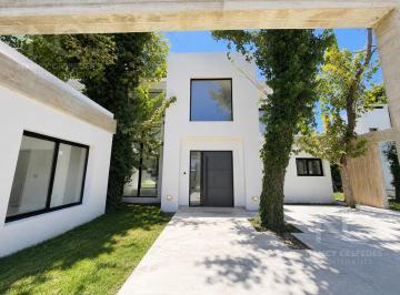 Casa · 240m² · 5 Ambientes · Espectacular Casa en Venta!
