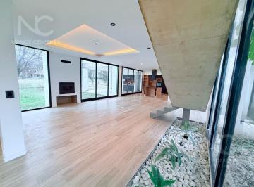 Casa · 240m² · 5 Ambientes · 2 Cocheras · Casa en Venta en Greenville, 5 Ambientes