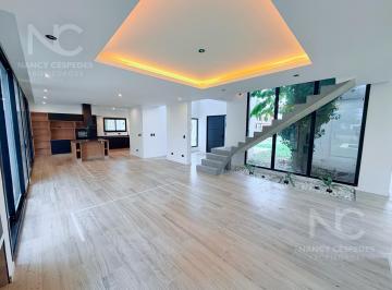 Casa · 240m² · 5 Ambientes · 2 Cocheras · Casa en Venta en Greenville, 5 Ambientes a Estrenar con Parque y Pileta