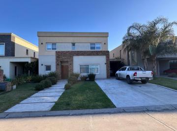 Casa · 230m² · 6 Ambientes · 3 Cocheras · Casa de 4 Dorm.