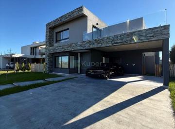Casa · 293m² · 4 Ambientes · 1 Cochera · Casa en Venta en San Sebastian - Area 9, San Sebastian, Escobar