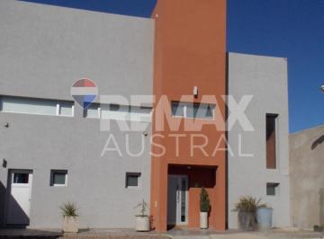 Casa · 183m² · 5 Ambientes · Casa 3 Dorm. - Caleta Olivia