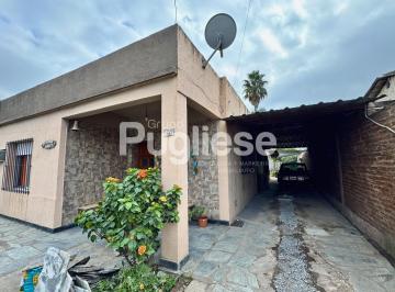 Frente con porche y garaje · Casa en Venta en Moreno