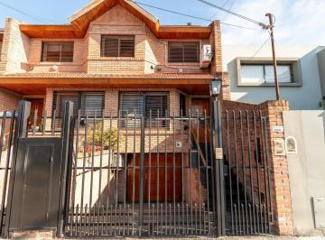 Casa · 188m² · 5 Ambientes · 3 Cocheras · Impecable Dúplex con Patio y Parrilla en Venta Ubicado en Olivos, Vicente López.