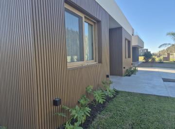 Casa · 293m² · 4 Dormitorios · Moderna Casa en Venta en Carpinchos - Nordelta