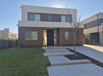 Casa · 293m² · 4 Dormitorios · Moderna Casa en Venta en Carpinchos - Nordelta