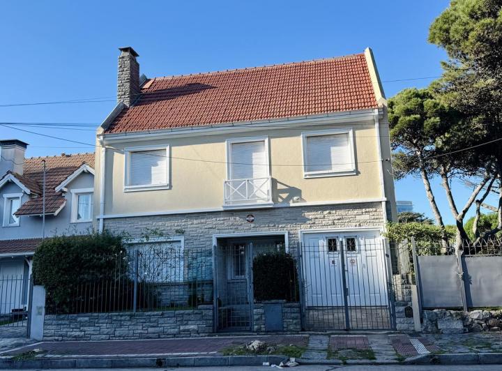 Casa · 247m² · 5 Ambientes · 1 Cochera
