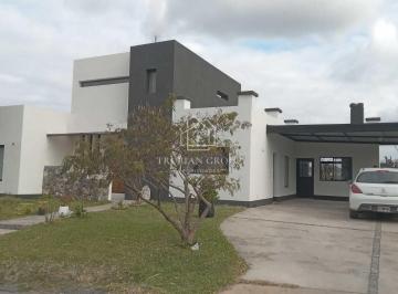 Casa · 180m² · 5 Ambientes · 2 Cocheras · Casa en Alquiler en Santa Isabel I, Escobar, G. B. a. Zona Norte