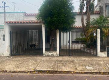 Casa de 6 ambientes, Berazategui · Propiedad Multifamiliar con 2 Viviendas, Cochera Doble y Quincho