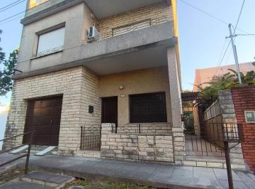 Casa · 80m² · 4 Ambientes · 1 Cochera · Casa con Departamento en Alquiler en Quilmes Este.