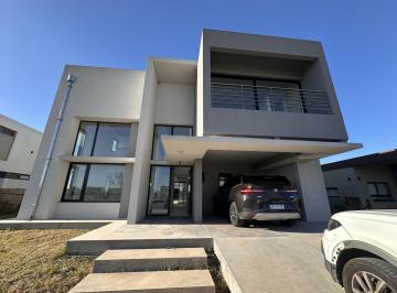 Casa · 228m² · 5 Ambientes · 2 Cocheras · Casa de 5 Ambientes en Venta a Estrenar en Villalobos – Diseño, Confort y Calidad