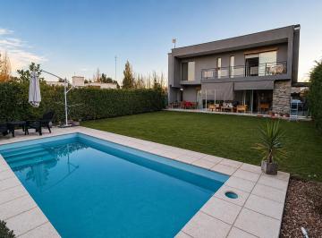 Casa · 218m² · 3 Dormitorios · 2 Cocheras · Casa en Alquiler en Barrio Privado Lar de Vieytes II con Pileta y Seguridad 24 Hs