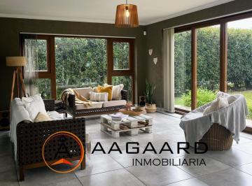 Casa · 445m² · 4 Ambientes · 2 Cocheras · La Cascada Casa de 4 Dorm. Central Fondo Golf
