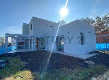 Casa · 190m² · 5 Ambientes · 3 Cocheras · Casa Minimalista en Santa Lucia
