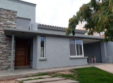 Casa · 250m² · 9 Ambientes · 1 Cochera · Alquiler Casa B. La Barraca. Guaymallén.