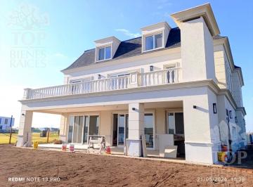 Casa · 470m² · 6 Ambientes · 1 Cochera · Casa en Amarras de Escobar