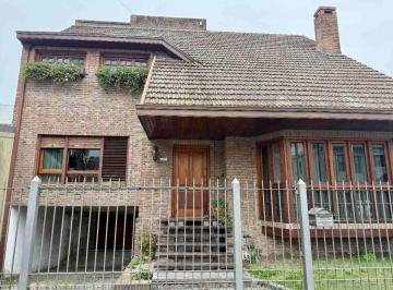 Casa · 353m² · 4 Ambientes · 1 Cochera · Chalet en Venta