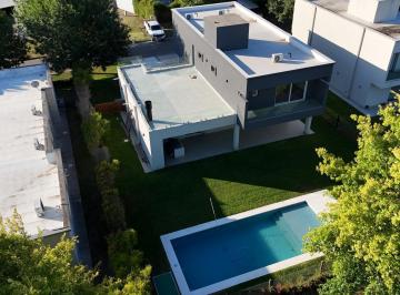 Casa · 324m² · 4 Ambientes · 3 Cocheras · Casa 4 Ambientes a Estrenar! con Piscina en Venta
