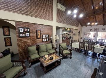 Casa · 254m² · 5 Ambientes · 2 Cocheras · Casa 5 Ambientes Lanus Oeste Venta
