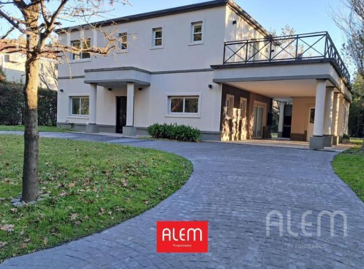 Casa · 300m² · 5 Ambientes · 2 Cocheras