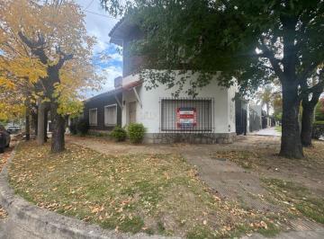 Casa de 4 ambientes, Morón · Chalet Castelar Norte, 3 Dorm., Cochera