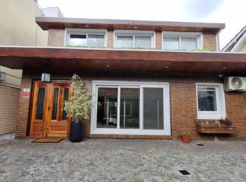 Casa · 385m² · 4 Ambientes · 1 Cochera · Casa en Venta Hurlingham