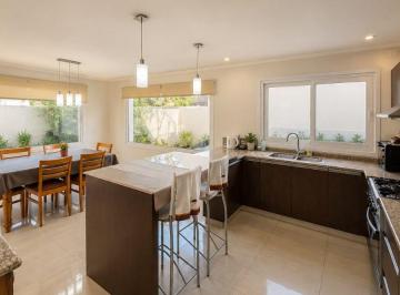 Casa de 5 ambientes, Tandil · Excelente Casa Amplias Dimensiones Quincho Pileta Zona Residencial Uncas en Venta