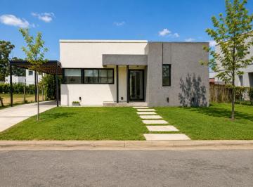 Casa · 131m² · 4 Ambientes · 2 Cocheras · Casa Moderna en Santo Tomas
