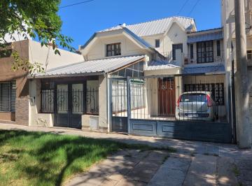 Casa · 217m² · 5 Ambientes · 1 Cochera · Casa en Barrio Azcuenaga
