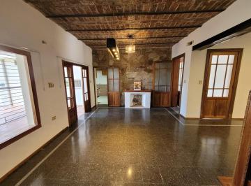 Casa · 217m² · 5 Ambientes · 1 Cochera · Casa en Barrio Azcuenaga