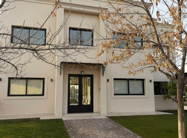 Casa · 295m² · 7 Ambientes · 2 Cocheras