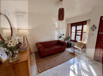 Casa · 63m² · 3 Ambientes · 1 Cochera · Venta Casa Ciudad Jardin Sobre Calle Aviador Fredes 140 m²